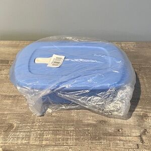 Tupperware Crystalwave plus Stain Guard 4 cup rectangular container New Blue